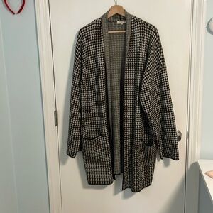 Max Studio London Women’s houndstooth printed Long sweater size XL